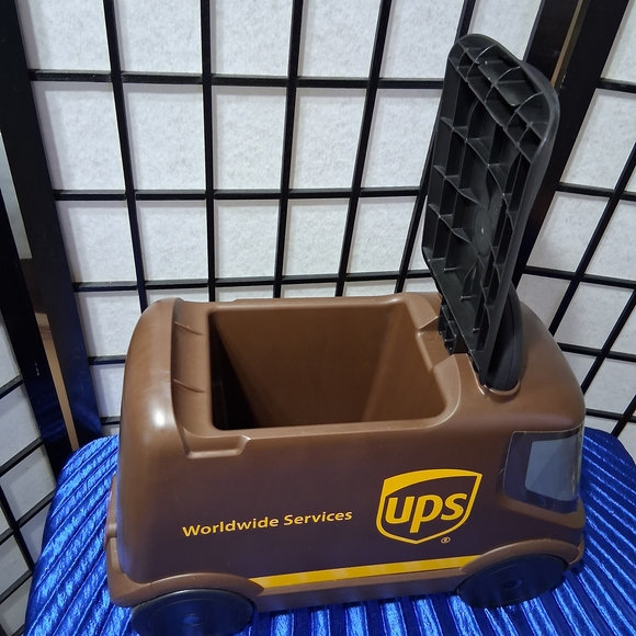 Radio Flyer UPS Delivery Truck Ride-On - Picture 6 of 16